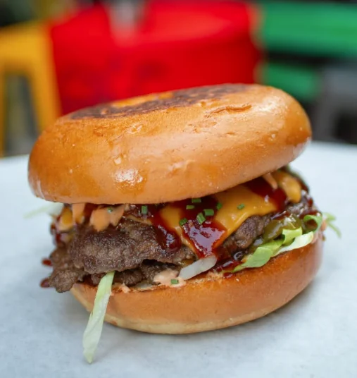 Barbeque Bacon Smoke: διπλό smash burger με cheddar και καπνιστή BBQ σάλτσα