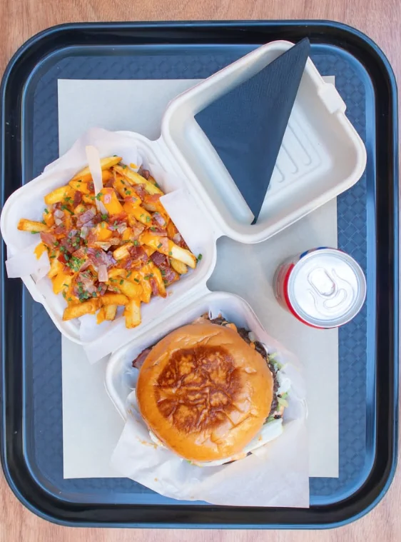 Δίσκος με smash burger, bacon-cheddar πατάτες και αναψυκτικό