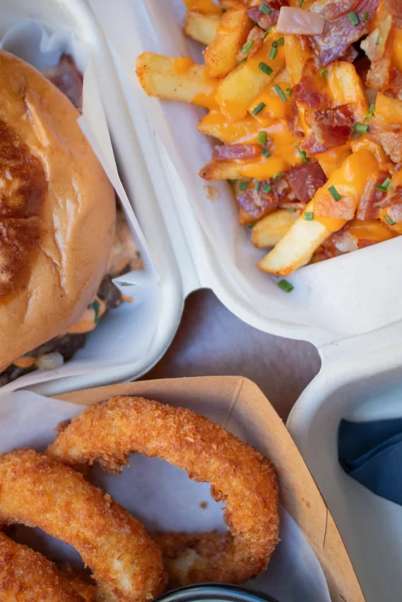 Bacon-cheddar πατάτες και onion rings