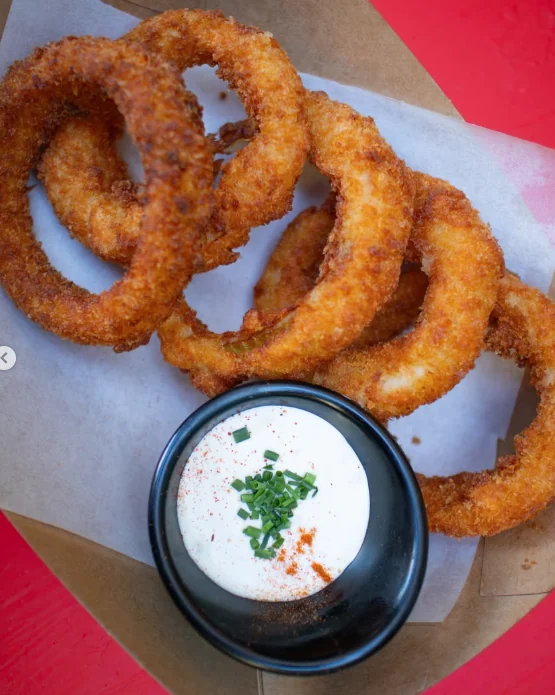 Crispy onion rings με Sin Ranch
