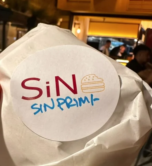 Τυλιγμένο Sin Prime με το αυτοκόλλητο SIN, έξω από το μαγαζί το βράδυ