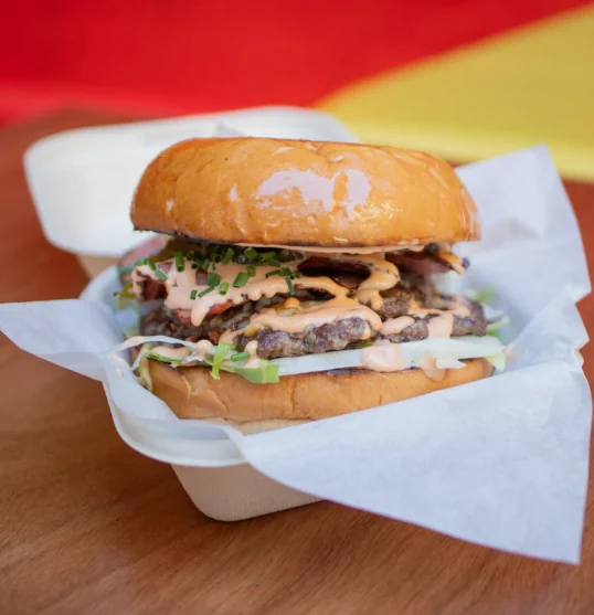 Sin Prime: διπλό smash burger με bacon, Sin sauce και σχοινόπρασο