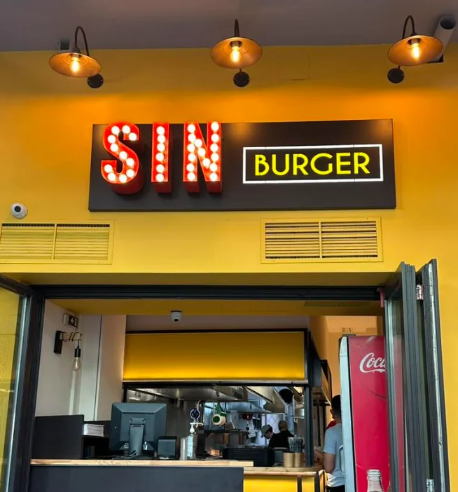 Η βιτρίνα του SIN Burger με την πινακίδα