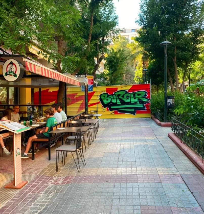Τα τραπέζια του SIN στον πεζόδρομο της Γεωργίου Ολυμπίου